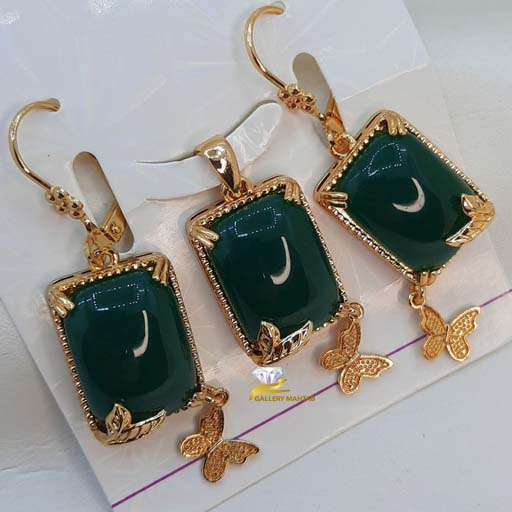 ست بدلیجات مستطیلی با طراحی طلایی و نگین سبز همراه با آویز پروانه.